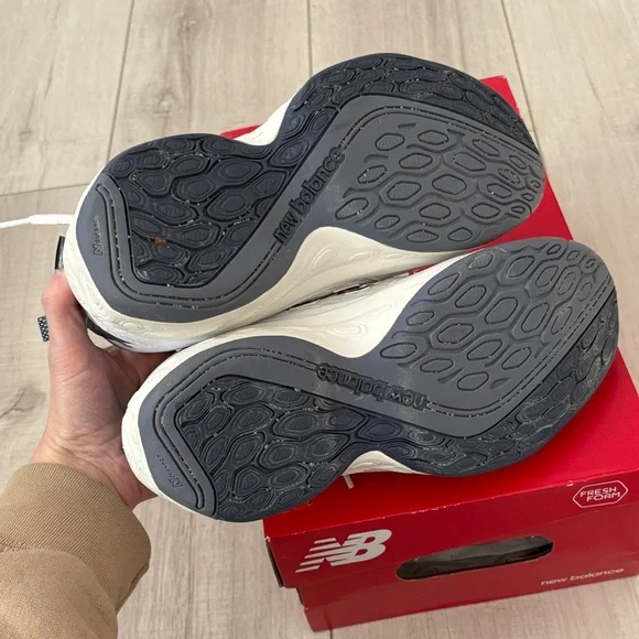 New Balance White and Navy Sneakers size 7 - Picture 7 of 8